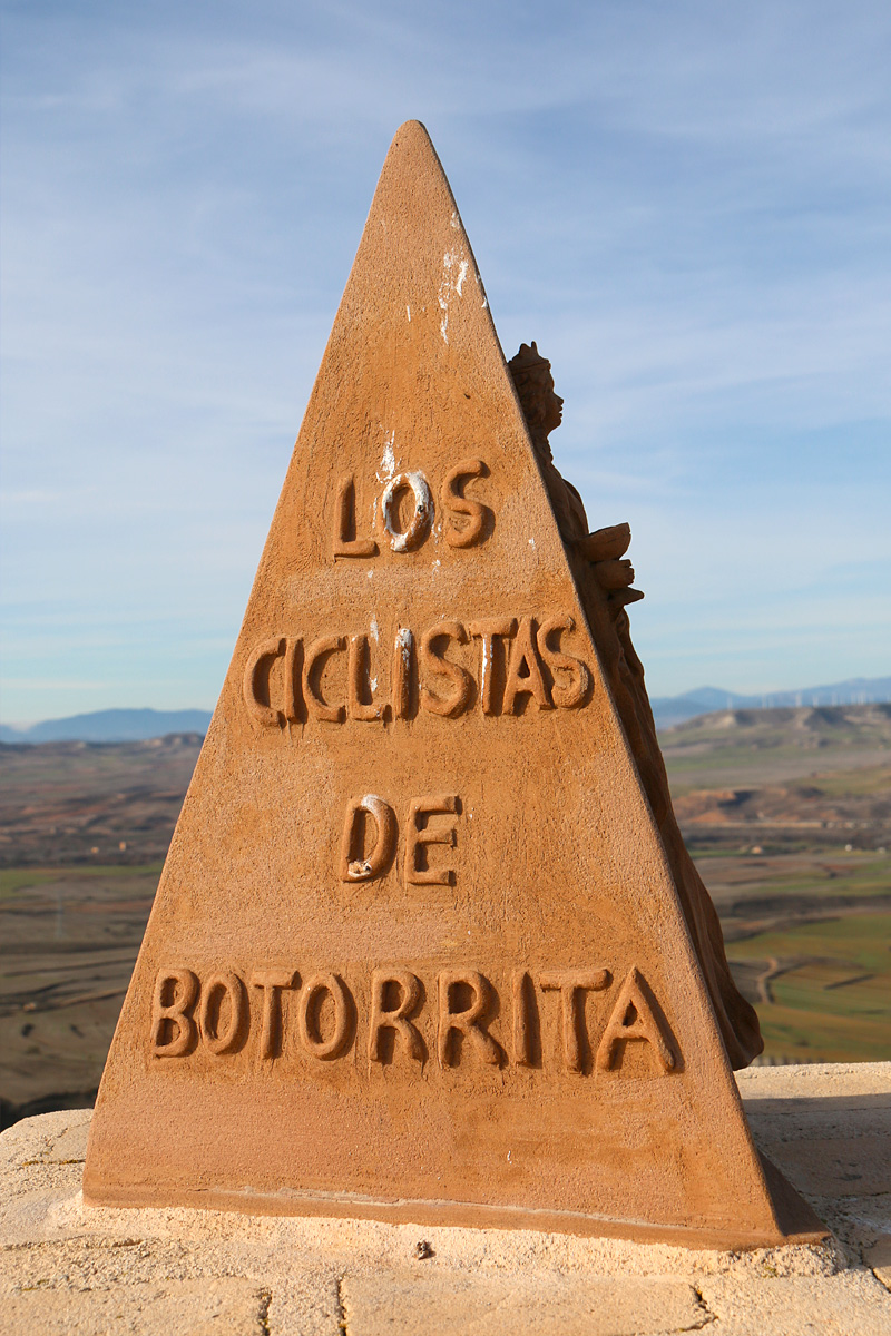 Peirón de Santa Bárbara en el cabezo que lleva su nombre, fue erigido por los ciclistas de Botorrita en 2005.